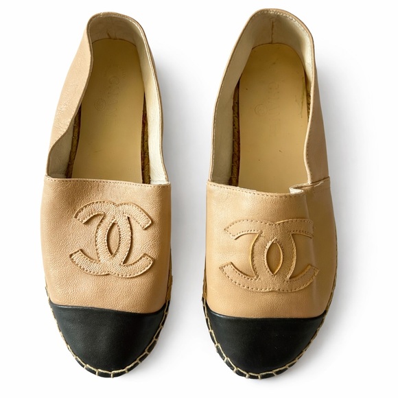 CHANEL Beige Leather Espadrilles with Black Cap Toe and Logo - Picture 4 of 5